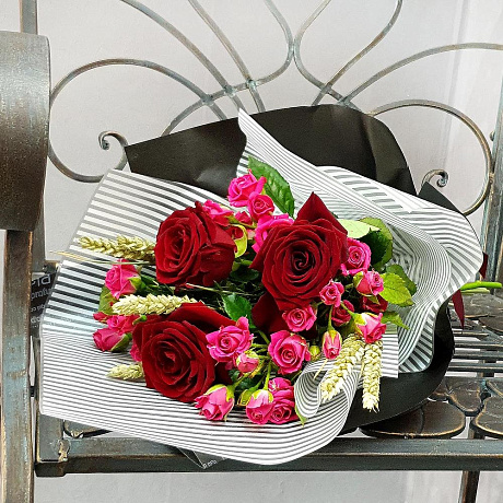 Букет из красных роз, кустовых роз и пшеницы - Фото 5