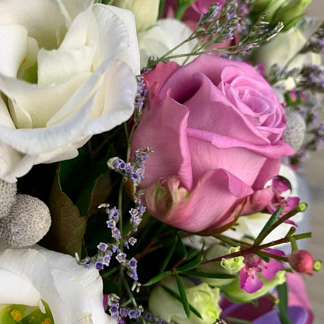 Коробка с кенийской розой и лизиантусами - Фото 4