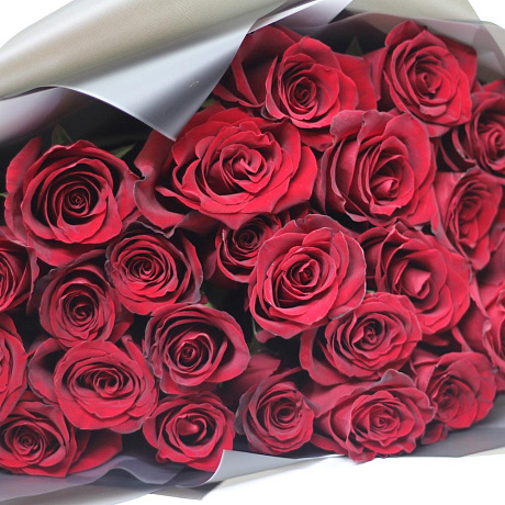 Бордовые розы в упаковке - Фото 4