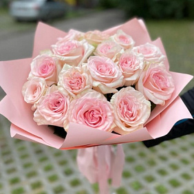 Букет ароматных пионовидных роз