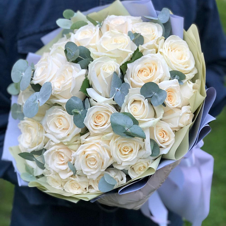 35 ослепительных роз с эвкалиптом - Фото 5