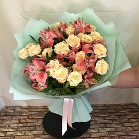 Кустовые розы и альстромерии