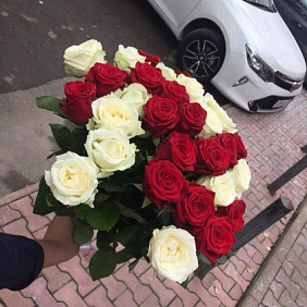 Букет из 31 красной и белой розы