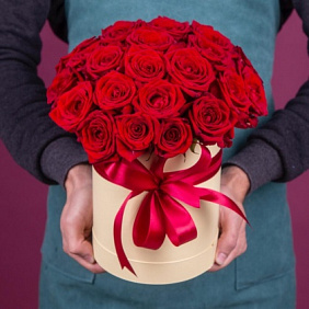 Коробочка из 19 красных роз