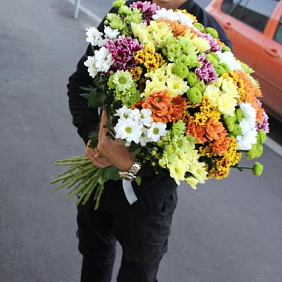 Букет из 35 разноцветных хризантем