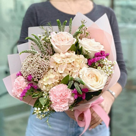 Нежный букет с кружевной гортензией и ароматными пионовидными розами White O Hara