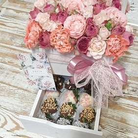 Пионовидные кустовые розы с клубникой в шоколаде