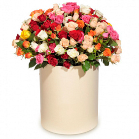 Букет из 35 кустовых роз в средней шляпной коробке