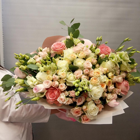 Огромный букет из роз и лизиантуса - Фото 4