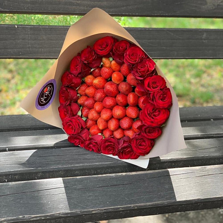 Букет из клубники и роз на 1 сентября - Фото 2