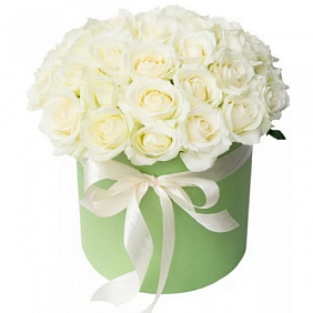 Букет из 25 белых роз в средней шляпной коробке