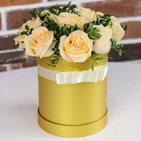 Шляпная коробка из 11 кремовых роз с зеленью. N836 - Фото 3