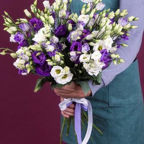 Букет из 19 белых и фиолетовых эустом