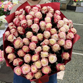 Букет из 65 Эквадорских роз