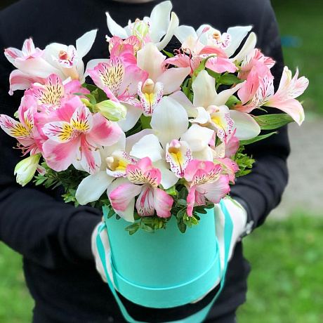 Прекрасное сочетание Орхидеи с Альстромерией в шляпной коробке - Фото 2