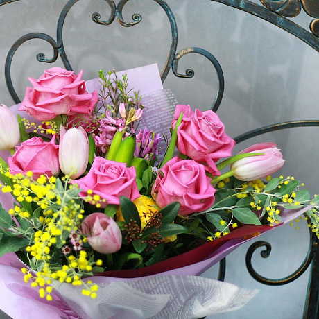 Весенний букет из роз, тюльпанов и мимозы - Фото 6