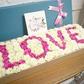 Надпись Love из роз