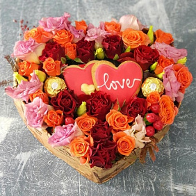 Сладкое сердце из роз и лизиантуса "Люблю"