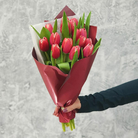 Букет из 15 тюльпанов в дизайнерской упаковке - Фото 3