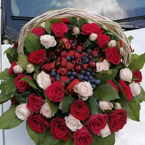 Корзина с ягодами и цветами