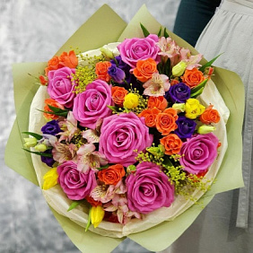 Яркий букет из роз, альстромерии и тюльпанов