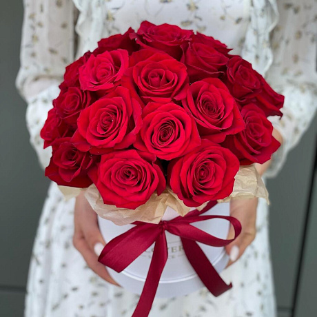 Коробка шляпная из 25 красных роз №2 - Фото 6