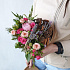 Романтичная композиция из кустовых роз с лавандой  и природным декором - Фото 3