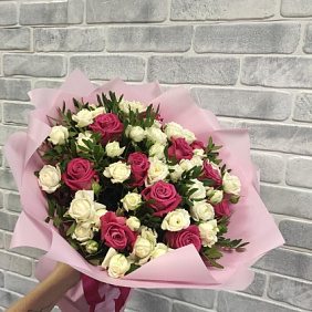 Красивый букет из роз и зелени 