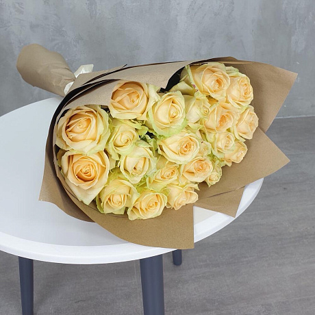 Букет из 21 персиковой розы в крафте - Фото 4