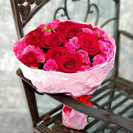 Яркий букет из красных и малиновых роз №160 - Фото 2
