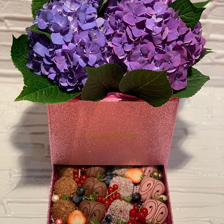 Шкатулка с гортензией и клубникой в бельгийском шоколаде - Фото 4