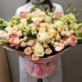 Огромный букет из роз и лизиантуса