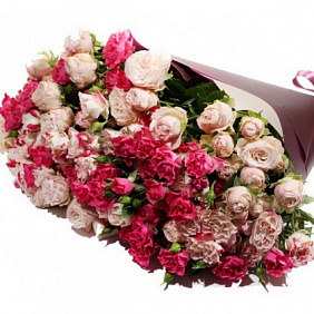 Букет из 25 кремовых и розовых кустовых роз с зеленью