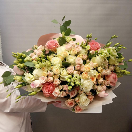 Огромный букет из роз и лизиантуса - Фото 5