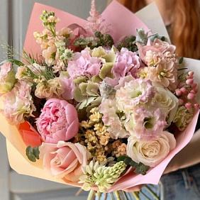 букет с гортензией и розами "Светлый праздник"