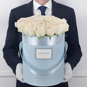 Ароматные эквадорские розы White O Hara в шляпной коробке L