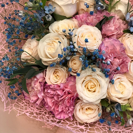 Букет с кустовой пионовидной розой - Фото 4