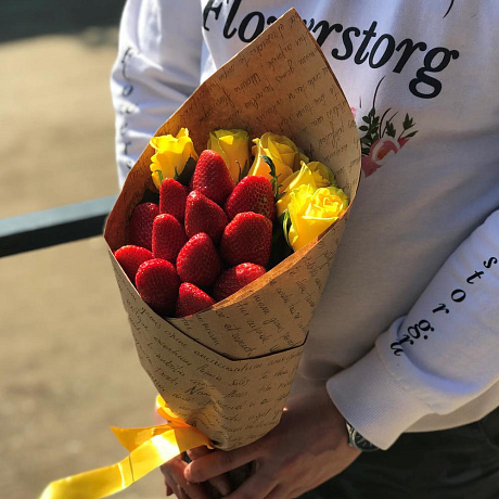 Букет комплимент. Жёлтая Роза. Клубника. N436 - Фото 2