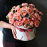 Композиция в шляпной  коробке из пионовидных роз и веточек эвкалипта - Фото 1