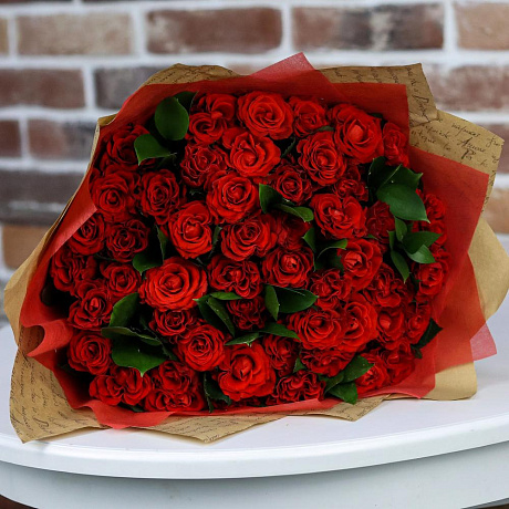 Букет из 51 алой розы с рускусом (50 см). N887 - Фото 5