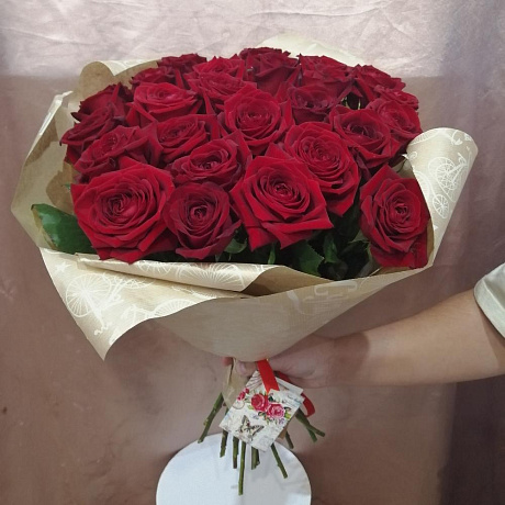 Букет  бордовый роз в крафте - Фото 6