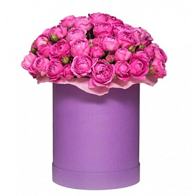 9 розовых пионовидных роз Бомбастик в маленькой голубой шляпной коробке