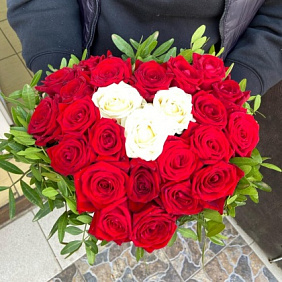 Цветы в коробке 25 красивых ароматных роз «Ты в моём сердце»
