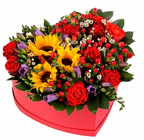 Букет из Подсолнуха, розы и фрезии в коробке сердцем