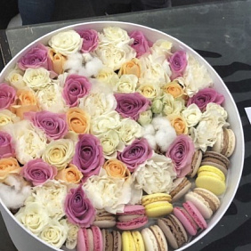 Цветы в коробке "Сладкая коробка"
