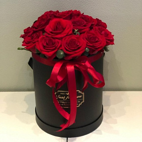 Цветы в коробке 19 красных роз