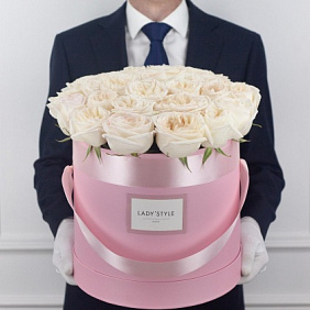 Ароматные эквадорские розы White O`Hara в шляпной коробке XL