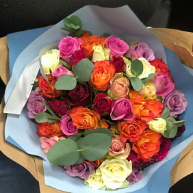 Разноцветные розочки с эвкалиптом