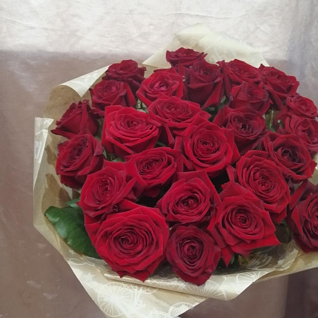 Букет  бордовый роз в крафте - Фото 5