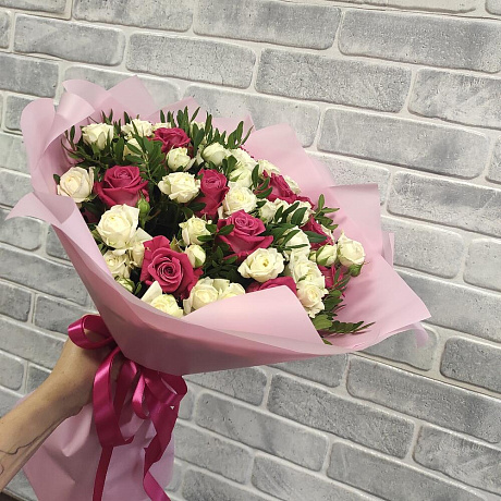 Красивый букет из роз и зелени  - Фото 2